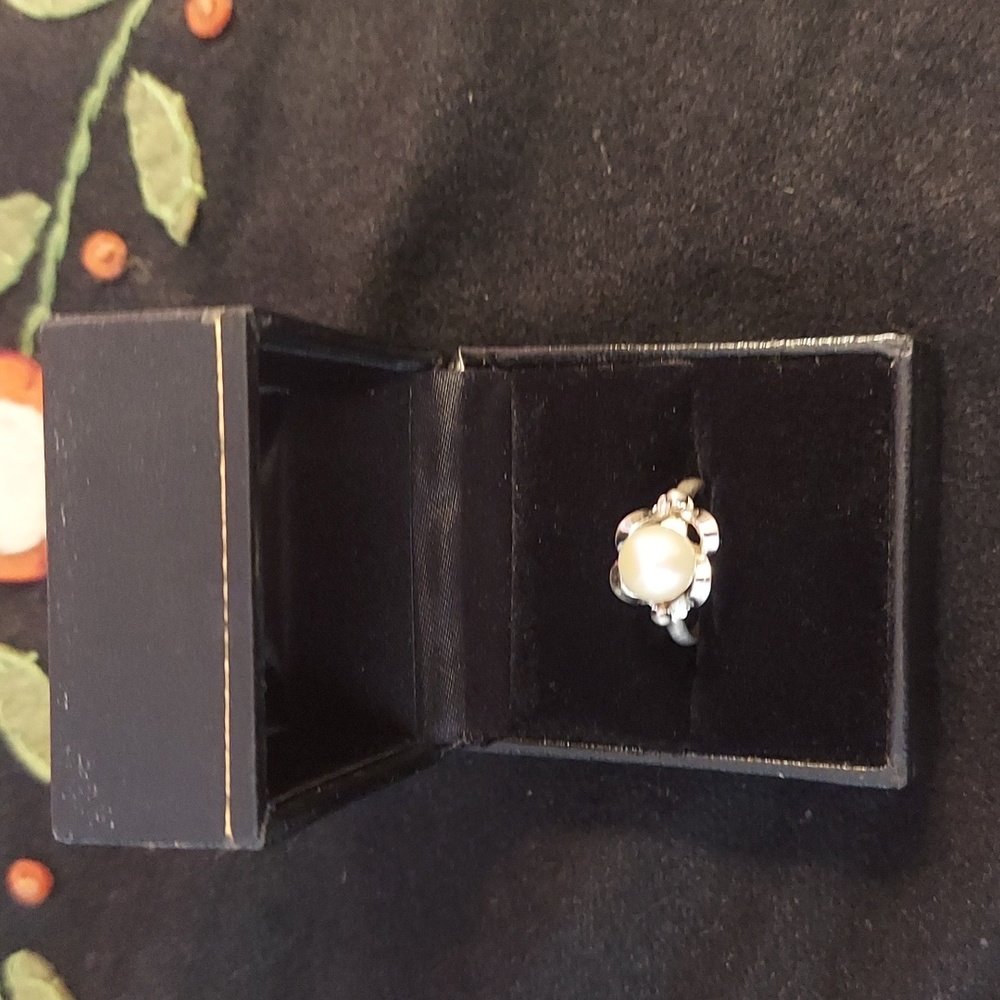 Vintage 8mm Pearl & Ruffle Ring